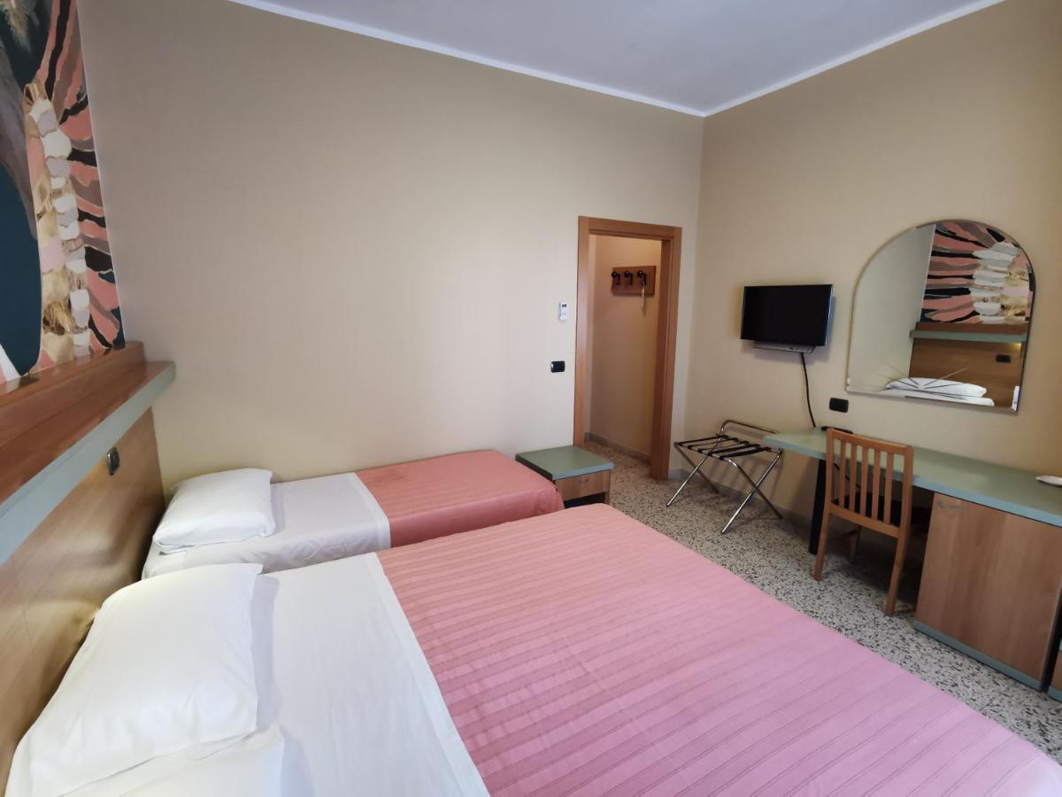 Hotel Pine Beach Розоліна-Маре Екстер'єр фото